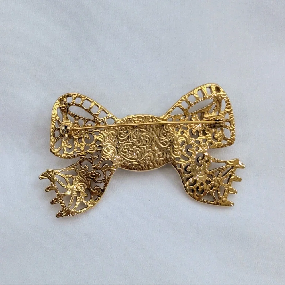 Vintage 1928 Brand Faux Pearl Gold Filigree Bow And Roses 1.75" x 3" Brooch Pin - Picture 4 of 6